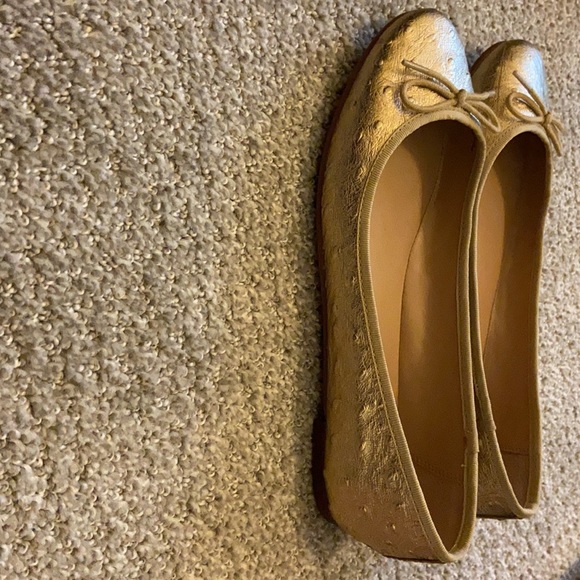 EUC worn once Banana Republic ballet flats gold - Picture 6 of 7